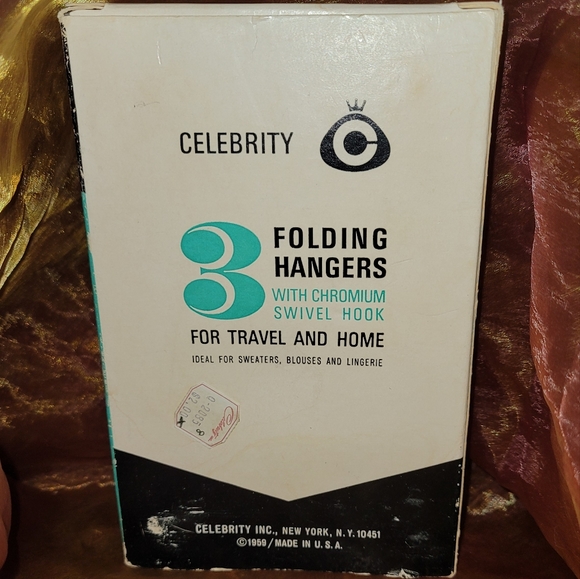 New. 3 folding hangers with chromium swivel hook. - Picture 2 of 2
